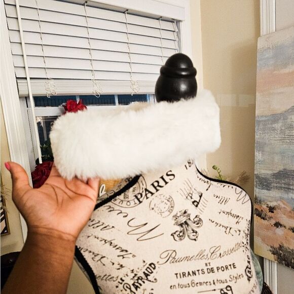 VTG White Faux Fur Stylish Velcro Detail Adjustable Head Warmer. - Picture 1 of 13